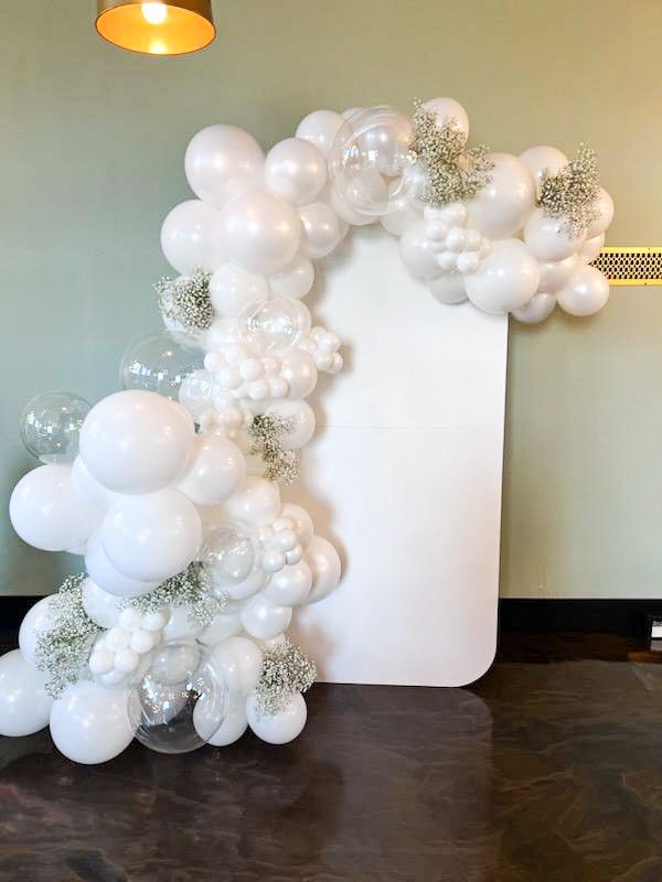 balloons are arranged in the shape of an arch