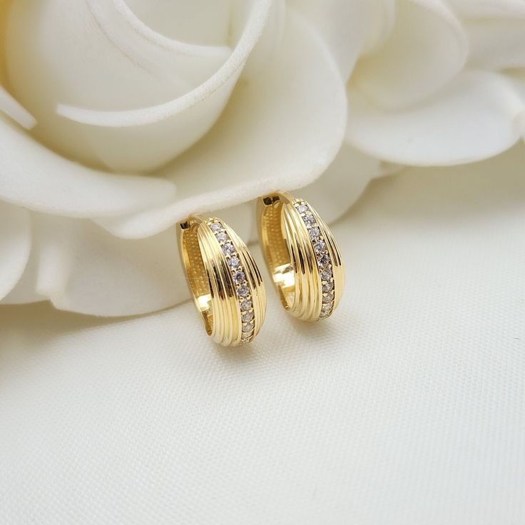 Stunning solid 14k yellow gold huggies earrings. This unique design is perfect for everyday and everywhere. Elegant, shint and everlasting. Huggies earrings sit close to the earlobe and will also fit in girls. No need to take off to sleep, to shower to run, etc. 14k gold will not tarnish or rust. Perfect gift.  Materials: 14k gold , Cubic zirconia. Diameter: 14mm Thickness: 5mm Weight: 2.9 grams 14k stamped (585) Brand new  Fast shipping Gift box included 💓 Briza Collections is a small family b 2 Grams Gold Ear Rings, Gold Everyday Earrings, Formal Huggie Earrings, Earrings Design Gold New Model, Tarnish Resistant Huggie Earrings For Formal Occasion, White Gold Tarnish Resistant Huggie Earrings For Anniversary, Formal Tarnish-resistant Huggie Earrings, Classic Huggie Hoop Earrings With Diamond Cut, Classic Channel Set Huggie Earrings For Anniversary