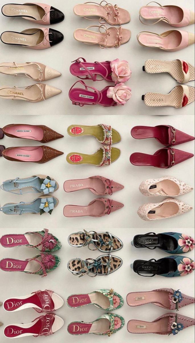 Very maximalist aesthetic Dr Shoes, Mode Chanel, Haikou, Vintage Heels, Girly Shoes, Shoe Inspo, Aesthetic Shoes, Swag Shoes, Carrie Bradshaw