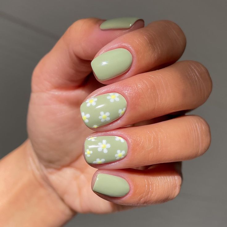 117 Nail Art Ideas To Turn Your Nails Into Tiny Little Artworks 2024 Short Gel Nails, Cute Simple Nails, Green Nail Designs, Simple Gel Nails, Green Nail, Cute Gel Nails, Shellac Nails, Dipped Nails, Gel Nail Designs