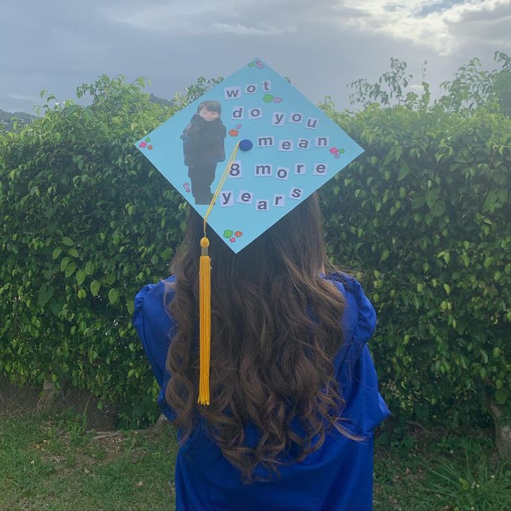 Louis Tomlinson Graduation Cap, Harry Styles Graduation, Harry Styles Graduation Cap, Creative Graduation Caps, Graduation Hats, High School Graduation Cap, Prom Themes, Grad Cap Designs, Grad Pic