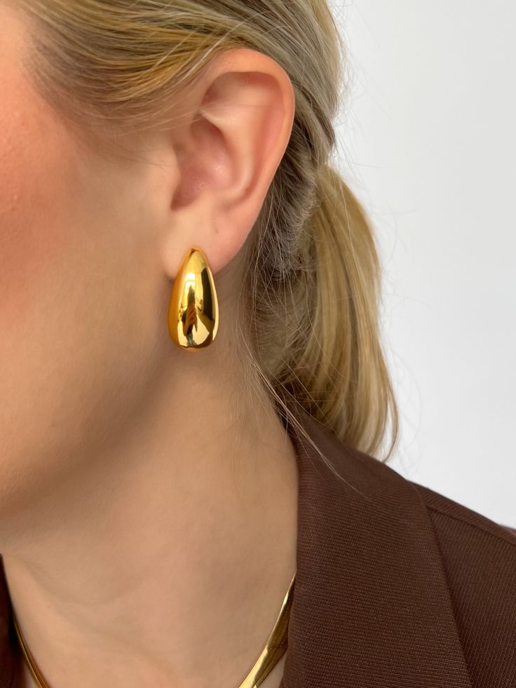 These Drop earrings are a sleek sculptural style and rounded. It’s as bold as it is understated and perfect for dressing up and everyday wear. Material: Gold Filled Tarnish-resistant 14k Gold Dome Ring, 14k Gold Tarnish-resistant Dome Ring, Gold Tarnish-resistant Dome Ring, Gold Dome Earrings, Chunky Gold Metal Earrings, Golden Earrings, Brass Earrings, Jewelry Inspo, Glow Up?