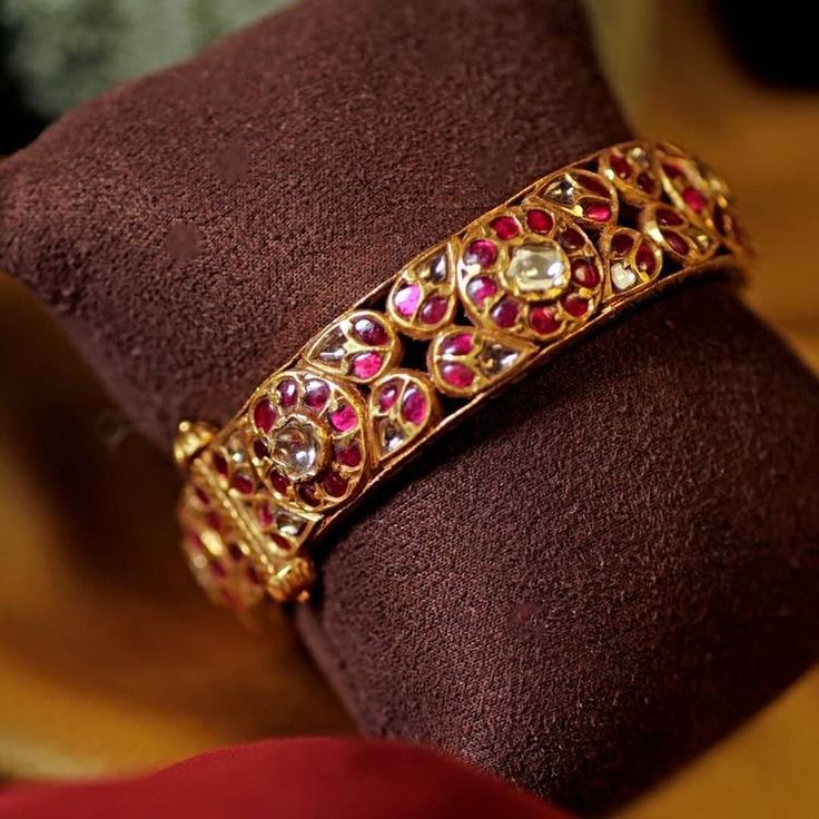 Gold Bangles Indian, Ruby Bangles, Bridal Diamond Necklace, Indian Jewelry Earrings, Kundan Bangles, Antique Gold Jewelry Indian, Fancy Jewelry Necklace, Diy Gold, Autumn Ideas