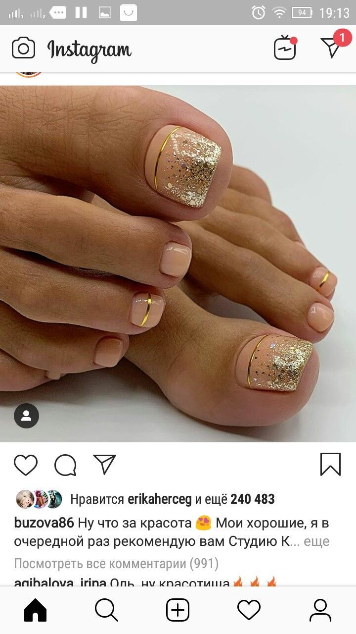 Gold Tip Pedicure, Toenail Art Designs Spring, Toe Nail Ideas Simple, Gold Toes Pedicure, New Years Toe Nails, Gold Pedicure Toenails, Pedikur Nails, Gold Toe Nail Designs, Gold Pedicure Ideas