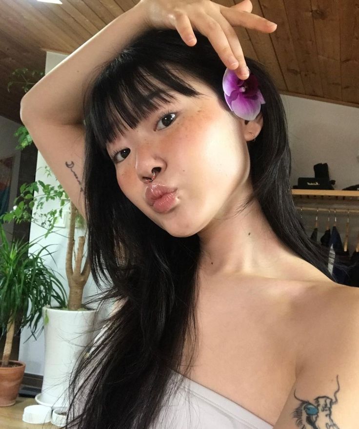 selfie, flower, bangs, piercing, tattoos.   ( ig : @/theskyisstarry ) Selfies With Flowers, Selfie With Flowers, Wolfie Cindy Hair Bangs, Gyaru Selfie Poses, Bangs Selfie, Shape Rpg, Girl Rp, Faarii_ Icons, Merry Crisis