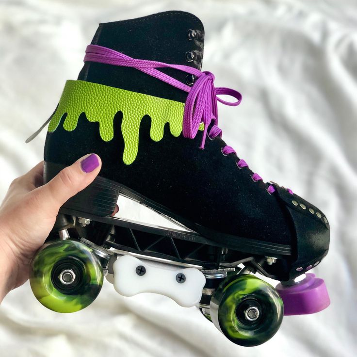 Black Roller Skates Aesthetic, Goth Roller Skates, Aesthetic Roller Skates, Roller Skates Aesthetic, Roller Skates Fashion, Black Roller Skates, Colorful Punk, Skate Aesthetic, Skating Aesthetic