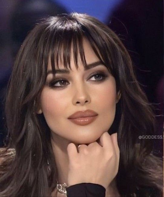 Monica Belluci Smokey Eye, Monica Belluci Eye Makeup, Makeup Looks Monica Bellucci, Monica Belluci Makeup Look, Makeup Monica Bellucci, Monica Belluci 90s Makeup, Make Up Monica Bellucci, Monica Belluci Bangs, Monica Belluci Makeup Tutorial