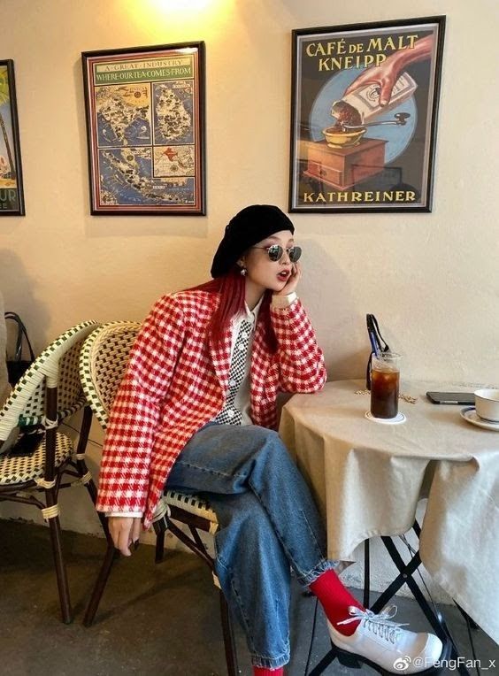 Spring Style Outfits 2024, Orange Beret Outfit, Queer Eye Fashion, Modern 60s Fashion, Maximalist Dress, Womens Street Fashion, Foto Poses, Looks Street Style, Look Vintage