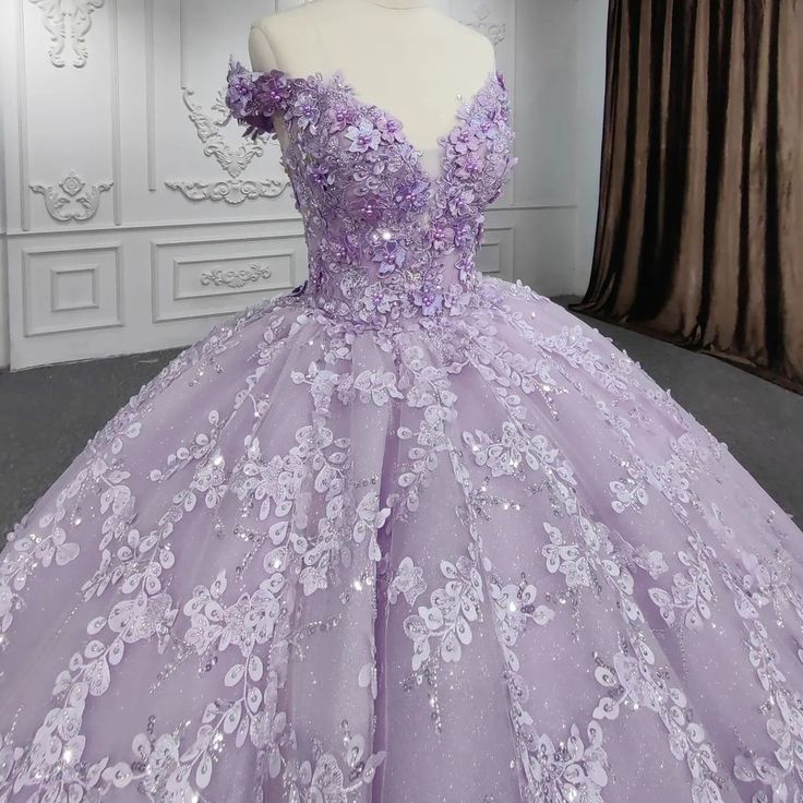 Lavender Quince Dress, Light Purple Quinceanera Dresses, Rapunzel Quince, Bar In Home, Purple Sweet 16, Sweet 15 Party Ideas Quinceanera, Purple Quince, Purple Quinceanera Dresses, Quinceanera Themes Dresses