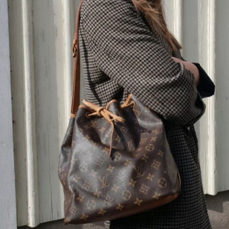 The Louis Vuitton Monogram Petit Noe Shoulder Bag In Brown Embodies Classic Luxury. Crafted With Louis Vuitton’s Signature Monogram Canvas, This Bag Is A Perfect Blend Of Timeless Sophistication And Modern Practicality. The Monogram Print Immediately Conveys Exclusivity And Status, Making It A Must-Have For Fashion-Forward Individuals Who Value Heritage And Craftsmanship. Date Code: Ar0921 Measurements 9.45"/10.24"/7.48" Bag Description Material: Monogram Canvas, Nume Leather Handles: Wear, Dryn Purse Louis Vuitton, Louis Vuitton Petit Noe, Bag Louis Vuitton, Lv Purse, Louis Vuitton Purse, Lv Bags, Louis Vuitton Wallet, Monogram Prints, Vuitton Bag