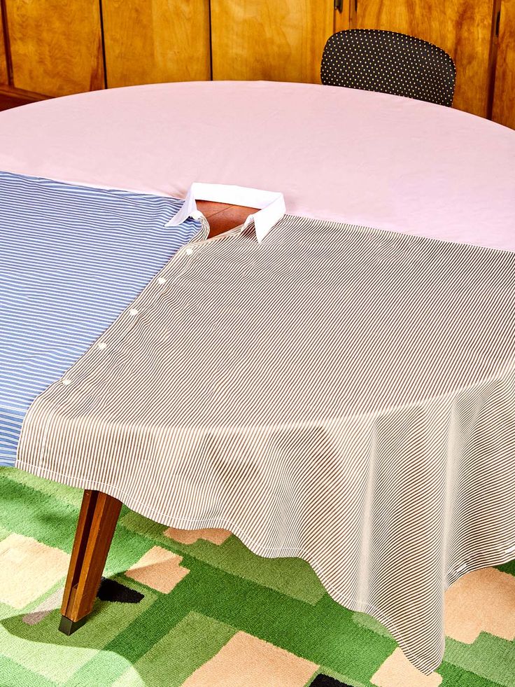 the table is covered with two different colored cloths