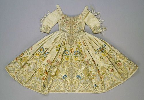 Child’s dress, late 1600s-early 1700s. 1690s Fashion, 1700 Fashion, 17th Century Fashion, Children Outfits, Vintage Childrens Clothing, 18th Century Costume, Century Dress, 18th Century Fashion, Period Outfit