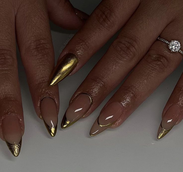 Gold Metallic Nails Design, Gold Nails Almond Shape, Black And Gold Nails Almond, Gold Outline Nails, Egyptian Nails, Gold Chrome Nails, Jade Nails, Gold Nail Designs, Chrome Nails Designs