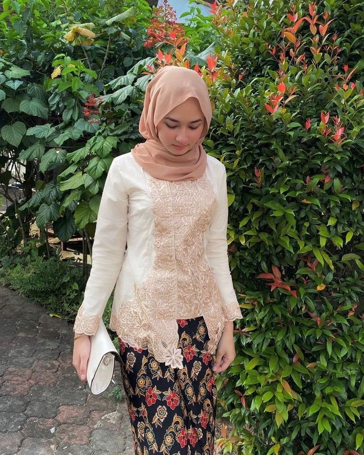 Ootd Picnic, Raya Ootd, Kebaya Melayu, Model Dress Kebaya, Kondangan Outfit, Kebaya Dress, Stylish Hijab, Graduation Style, Muslim Fashion Hijab Outfits