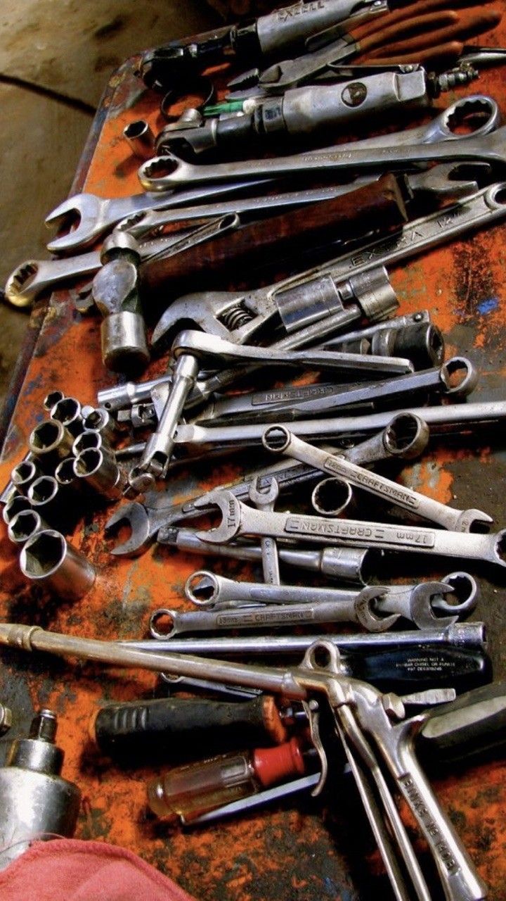 there are many wrenches and other tools on the table