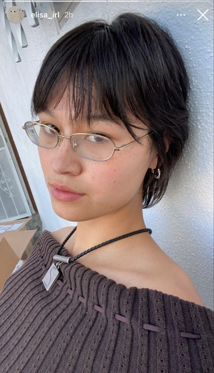 Enya Short Hair, Wired Glasses Aesthetic, Y2k Reading Glasses, 90s Reading Glasses, Glasses For Short Hair, 90s Glasses Frames, Short Hair And Glasses Women, Glasses Inspo Aesthetic, 90s Eyeglasses