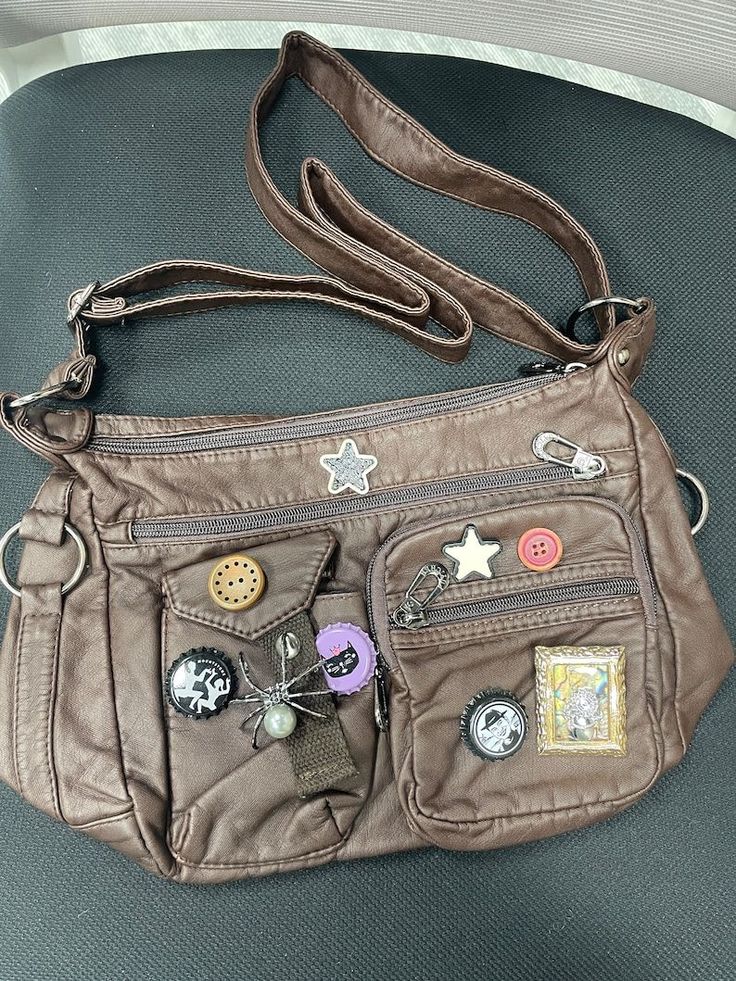 Cute Bags Aesthetic, Grunge Bags, Messenger Bag Aesthetic, Bag With Pins, Messenger Bag Pattern, Messager Bag, Cool Bags, Pattern Crossbody Bag, Girl Patches