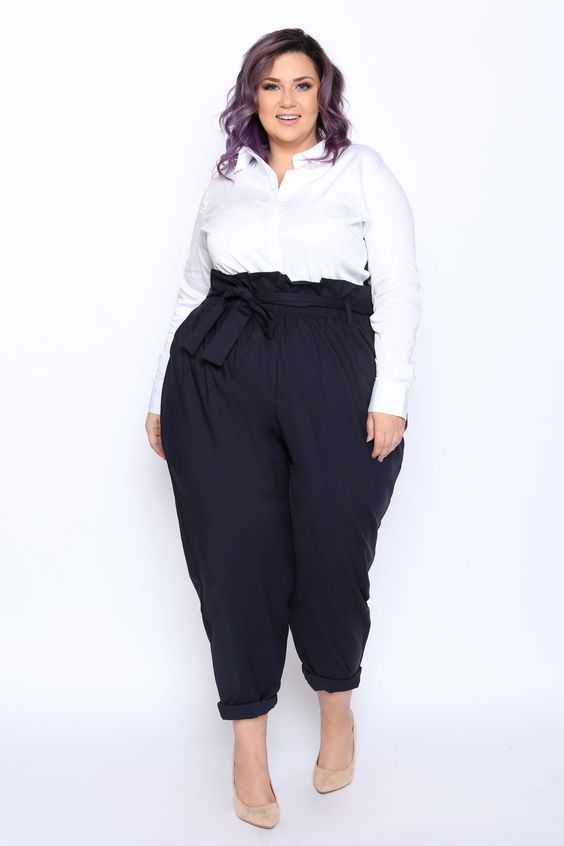 Bag Pants Outfit, Paper Bag Pants Outfit, Modest Work Outfits, Flattering Plus Size Dresses, Kimono Lingerie, Paper Bag Pants, Bag Pants, Look Plus Size, Paperbag Pants