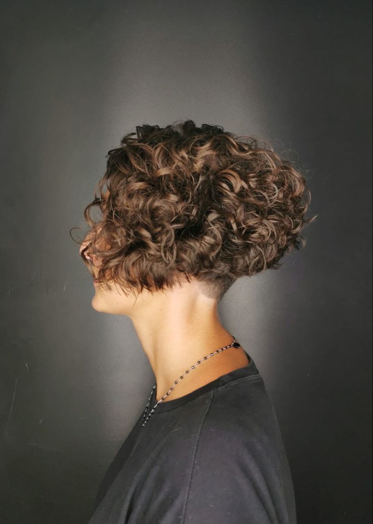 Curly Bobs, Bobbed Hair, Long Hair Cut Short, Stacked Bob, Inverted Bob, Baby Dress Patterns, Wavy Curly Hair, Short Curly Hair, Hair Short