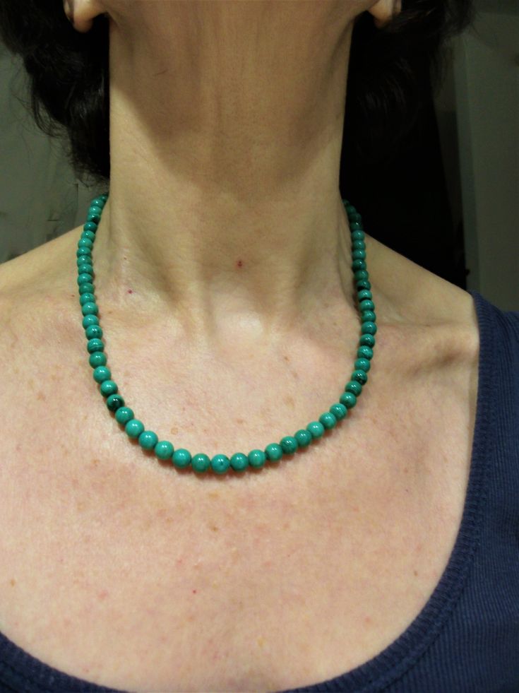 Princess Malachite Balls Necklace.  66 Malachite beads 0,23 pouces in diaméter, lobster clasp with adjustable chain.  Necklace length: 17,71 pouces.  Malachite is a natural stone of green color with streaks, it is a stone of protection which absorbs négative énergies, stone which relieves inflammation.  The astrological signs related to Malachite are: Capricorn, Scorpio and Libra.  Malachite is connected to the heart chakra. Scorpio And Libra, Wedding Ring Finger, Capricorn Scorpio, Astrological Signs, Labradorite Earrings, Ball Necklace, Labradorite Pendant, Heart Chakra, Necklace Length