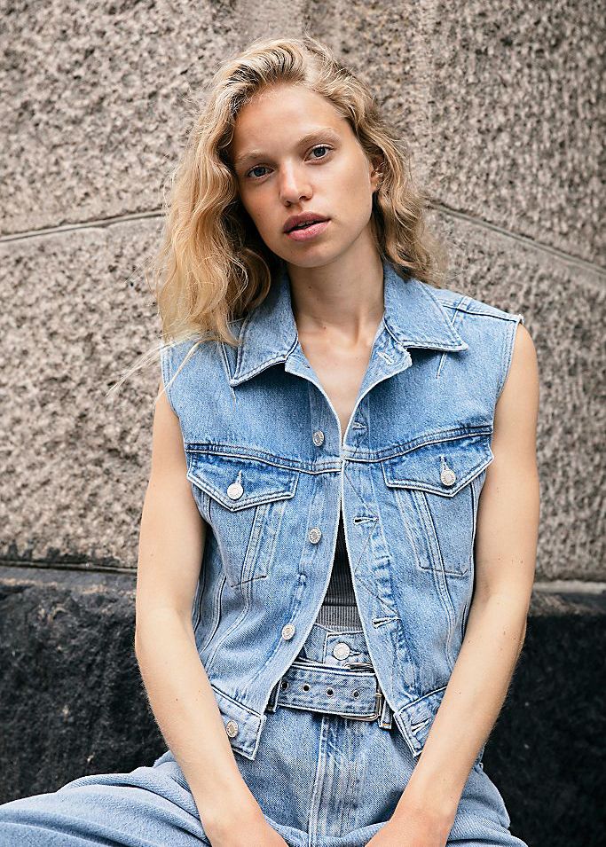 Cool blue denim vest | '90s style jean jacket | street style | grunge outfit | casual-cool | aesthetic | vintage denim | retro | edgy ... Jean Jacket Street Style, Blue Jean Jacket Outfits, 90s Jean Jacket, Denim Vest Outfit, 90s Style Jeans, Denim Retro, Jean Jacket Outfits, Outfits 90s, Outfit 90s