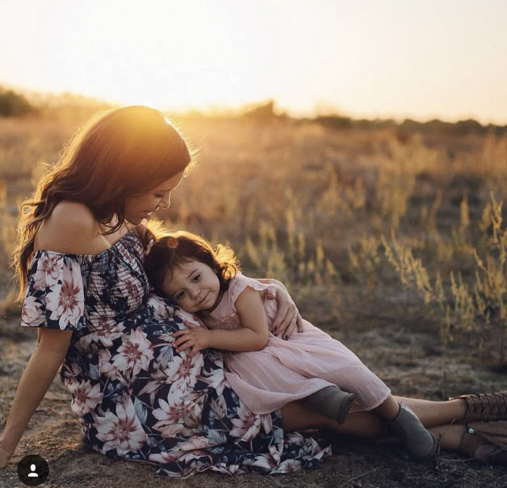 Family Maternity Pictures, Maternity Photography Family, Fall Maternity Photos, Maternity Photography Poses Outdoors, Outdoor Maternity Photos, Maternity Photo Outfits, Maternity Photography Poses Couple, Maternity Photography Outdoors, Maternity Photography Poses Pregnancy Pics