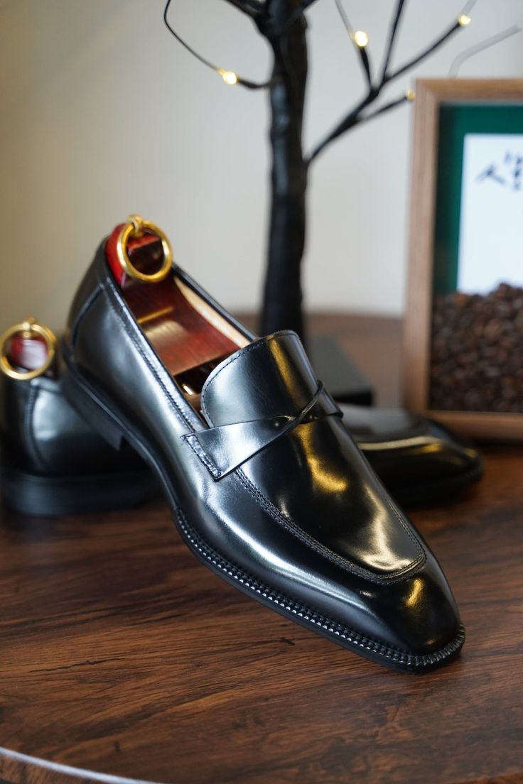 Leather Loafers For Men, Shoe Mold, Gents Shoes, Unique Shoe, Mens Leather Loafers, Shoe Molding, Loafers For Men, Classy Outfits Men, Black Leather Loafers