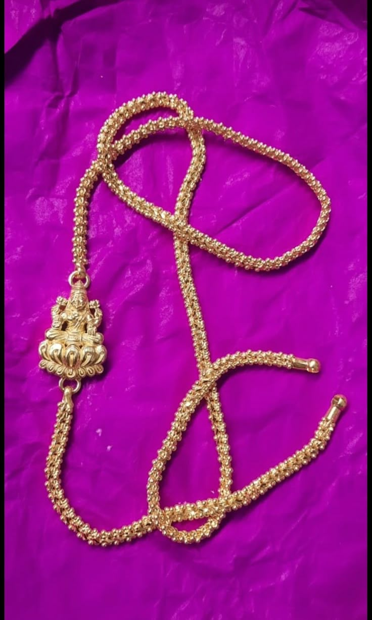 Lakshmi Mogappu Chain Designs, Mangalya Chain With Mop, Antique Mugappu Designs, Lakshmi Pendant Gold Chain, Chandramukhi Chain Designs, Rettai Vadam Gold Chain, Govardhanamudi Chains, Avalakki Chain Design, Saradu Designs Gold