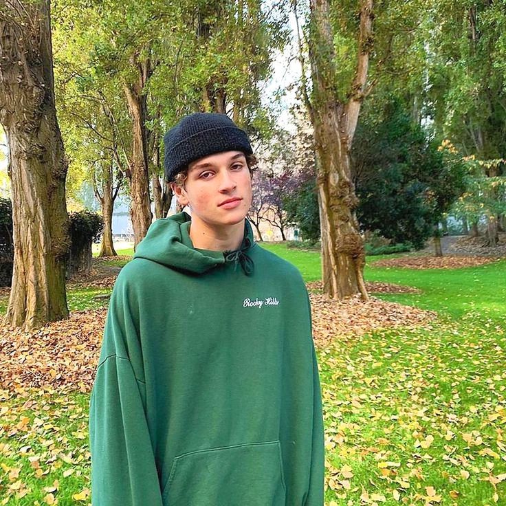 Aaron Hull (Beanie | Instagram) Aaron Hull, Guys Fits, Skater Boys, Guy Fits, Hey Beautiful, Outfits Hombre, Boys Fits, Skater Boy, Tumblr Boys