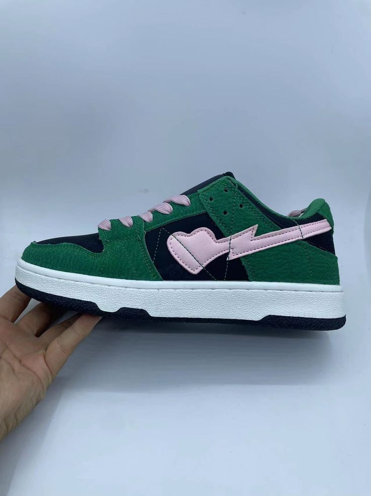 Erleben Sie den Rausch des Retro-Stils mit VVS RETRO CASUAL SNEAKER! Mit einem eleganten, lasergeschnittenen Design für einen waghalsigen Streetwear-Look werden Sie sich mit diesen einzigartigen Sneakern in jeder Situation mutig und gewagt fühlen. Setzen Sie mit VVS ein Statement!

 SPEZIFIKATIONEN 









 Niedriger Absatz (1-3 cm)










 Fit 
Fällt normal groß aus. Nehmen Sie Ihre normale Größe.















 Verschlusstyp
 Schnüren 







 Obermaterial
 Mikrofaser 



























 Aufgrund der hohen Nachfrage nach unseren Produkten und der komplexen Prozesse zur Sicherstellung ihrer Qualität bitten wir Sie um Geduld, während wir uns bemühen, Ihre Bestellung innerhalb des geschätzten Zeitrahmens zu erfüllen. Bitte beachten Sie, dass die Lieferung Ihrer Bestellung Photo Chain, Jesus Piece, Unique Sneakers, Pearl Chain Necklace, The Rush, Lasercut Design, Chains Necklaces, Take Risks, Cuban Link Chain