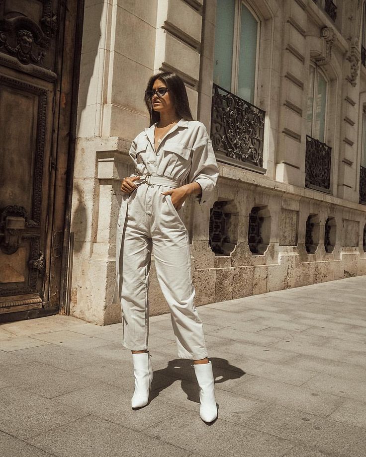 Next stop... Sevilla | street style | LOVE this jumpsuit! ☀️ Stylish outfit ideas for women who follow fashion from Zefinka. Designer Overalls, Bug Bite, Jumpsuit Style, Jeans Overall, Trendy Swimwear, Boiler Suit, Jumpsuit Outfit, Fashion Bug, Looks Street Style