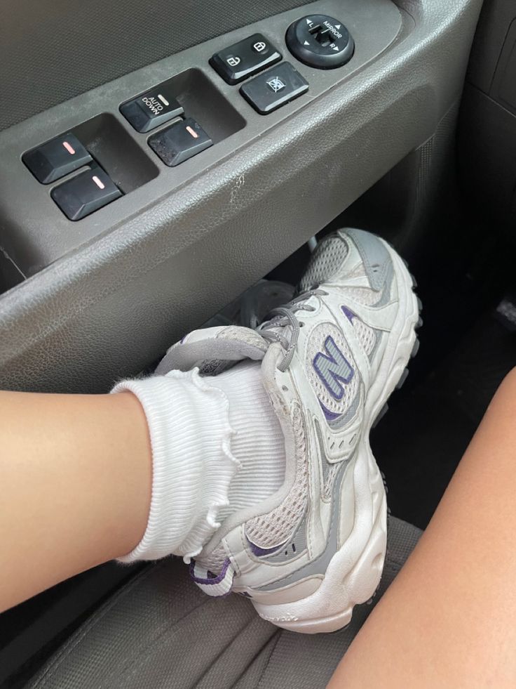 Aesthetic Running Shoes Women, Chunky Shoes New Balance, New Balance Grandpa Shoes, Tennis Shoe Aesthetic, Grandpa Shoes Outfit, Bew Balance Shoes, Socks And Tennis Shoes Outfit, Bew Balance Outfits, Workout Shoes Aesthetic