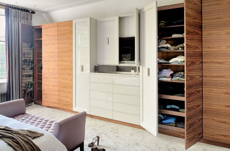 a bedroom with a bed, dresser and closets in it's center area