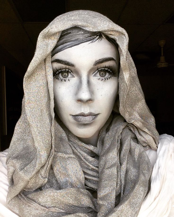 A grey scale twiggy inspired makeup. Grey Scale Makeup, Scale Makeup, Grey Scale, Inspired Makeup, Makeup Inspo, Makeup Inspiration, Halloween, Makeup, Grey