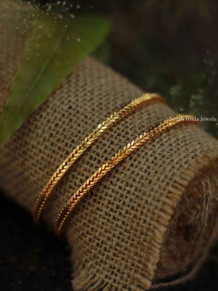 Plain Gold Bangles, Designer Bangles, Gold Bangles Indian, Gold Bangle Set, Antique Gold Jewelry Indian, Fashion Jewellery Online, Gold Jewelry Simple Necklace, Jewelry Bracelets Gold, Antique Gold Jewelry