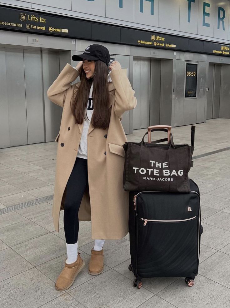 Comfortable Airport Outfit, Airport Outfit Winter, Long Beige Coat, Chic Airport Outfit, Airport Outfit Ideas, Comfy Airport Outfit, Airport Outfit Summer, Cute Travel Outfits, Travel Attire