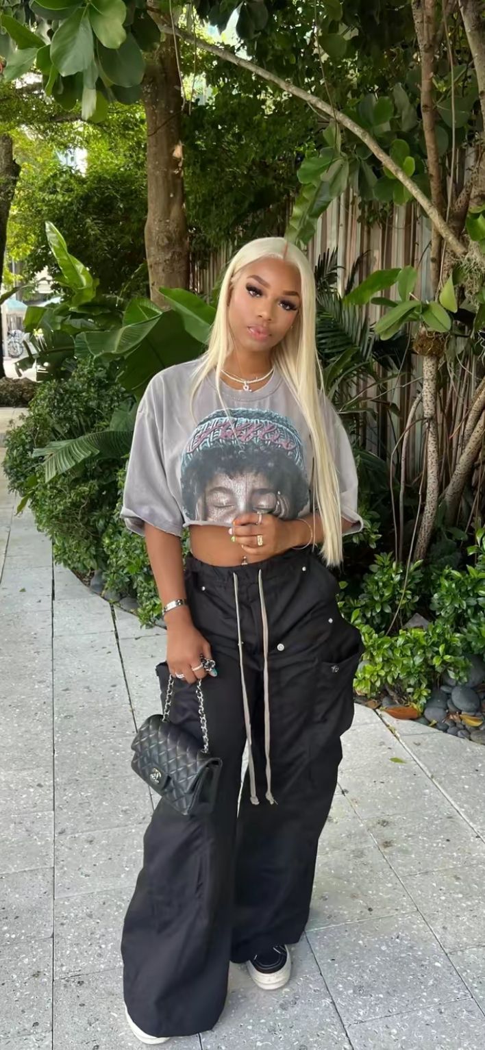 outfit inspo black girl streetwear graphic tee blonde wig black girl Graphic Tees Outfit Black Women, Girls Streetwear Outfit, Girl Streetwear Outfit, Black Tee Outfit, Soft Girl Streetwear, Travis Scott Outfits, 25 Aesthetic, Streetwear Graphic Tee, Cute Online Clothing Stores