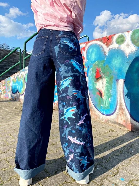 Thriftcore Aesthetic Outfits, Painted Clothes Ideas, Jean Painting Ideas, Art On Pants, Hand Painted Jeans, Painted Clothes Diy, Patterned Pants, Diy Vetement, Custom Jeans