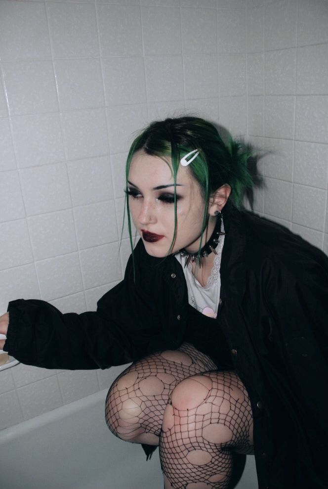 90s Hair Grunge, Goth Aesthetic Hair, 90s Grunge Hairstyle, 2000s Grunge Hair, Grunge Hair 90s, Goth 90s Fashion, Drainer Core, Mallgoth Hair, Drainer Style Fashion