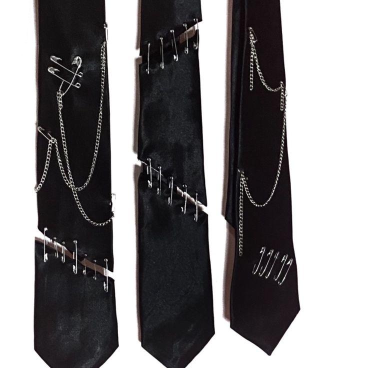 Alternative Accessories Diy, Punk Outfits Diy, Diy Jewelry Goth, Punk Diy Crafts, Punk Accessories Diy, Punk Fashion 70s, Diy Goth Accessories, Frankie Stein Aesthetic, Punk Suit