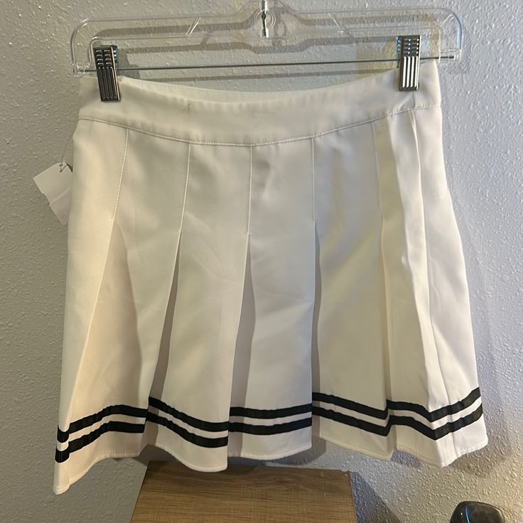 Never Worn Pleated Skirt. White High-waist Pleated Skirt, White Pleated High Waist Skirt, White High Waist Pleated Tennis Skirt, High Waist White Pleated Tennis Skirt, White High-waist Pleated Tennis Skirt, White Relaxed Mini Skirt With Lining, White Fitted Flared Mini Skirt, White Fitted Flared Skort, White Flowy Lined Tennis Skirt