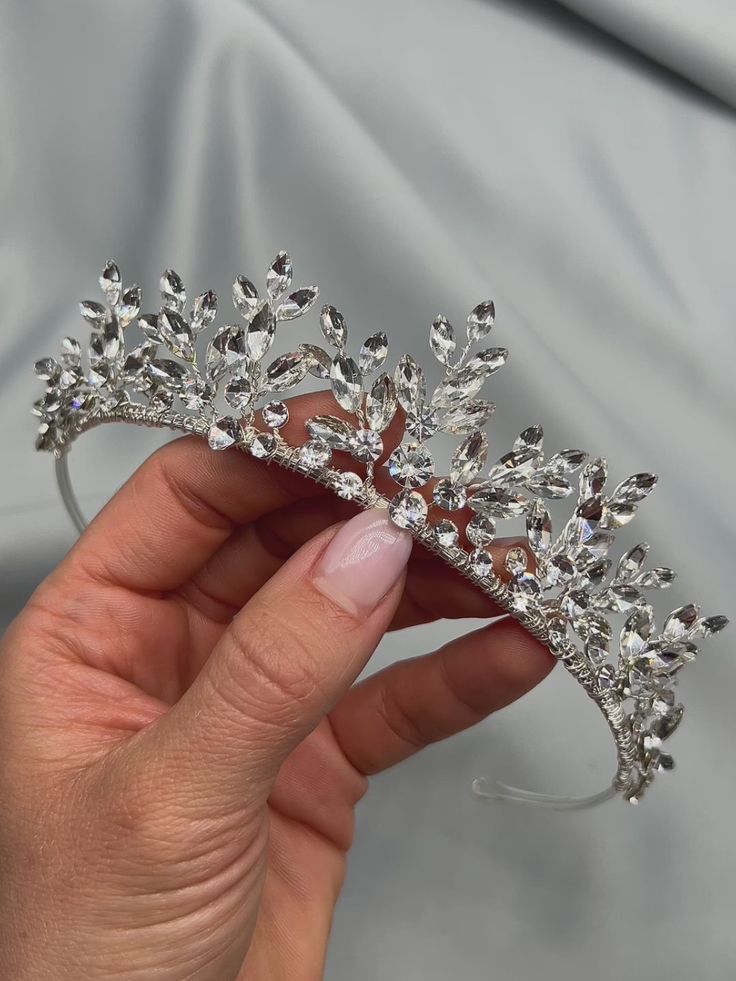 Crown For Wedding Brides, Crystal Makeup Look, Wedding Jewelry Ideas For Bride, Bellas Wedding, Crown For Bride, Wedding Crown Tiara, Crystal Crown Tiaras, Handmade Crown, Crown Bride