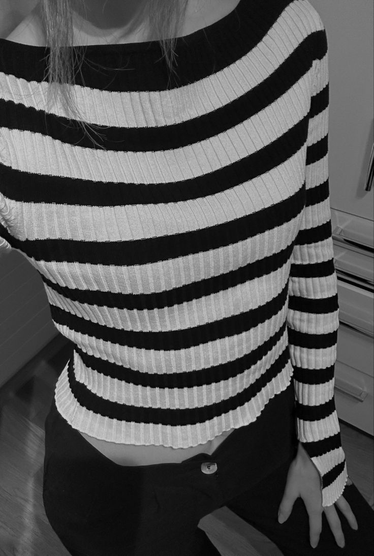 Longsleeves Outfit Aesthetic, White Longsleeves Outfit, Black And White Striped Shirt Outfit, Shirt Autumn Outfit, Shirt Under Sweater, Longsleeves Outfit, White Striped Shirt Outfit, Autumn Outfit Inspiration, Black And White Striped Shirt