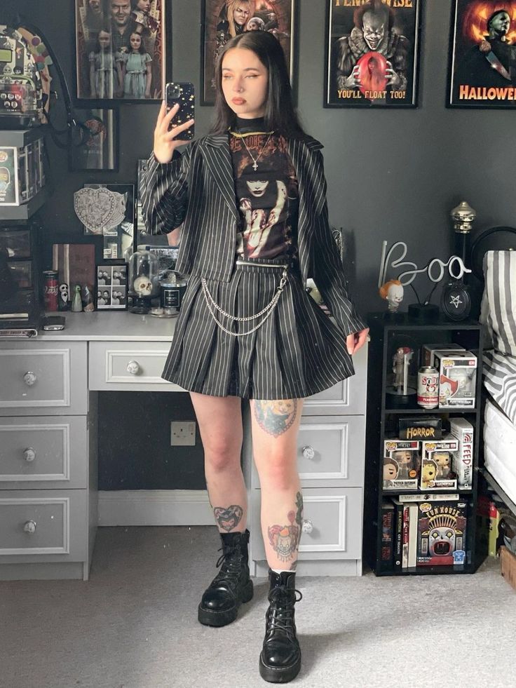 Cool edgy outfit ideas you'll really love! There's something so fun and expressive about putting together a grunge outfit Grunge Style Aesthetic, Plaid Dress Outfit, Plaid Shirt Outfits, Alt Outfits, Rock Outfits, Goth Outfits, Alternative Outfits, Outfit Combinations, Dark Fashion