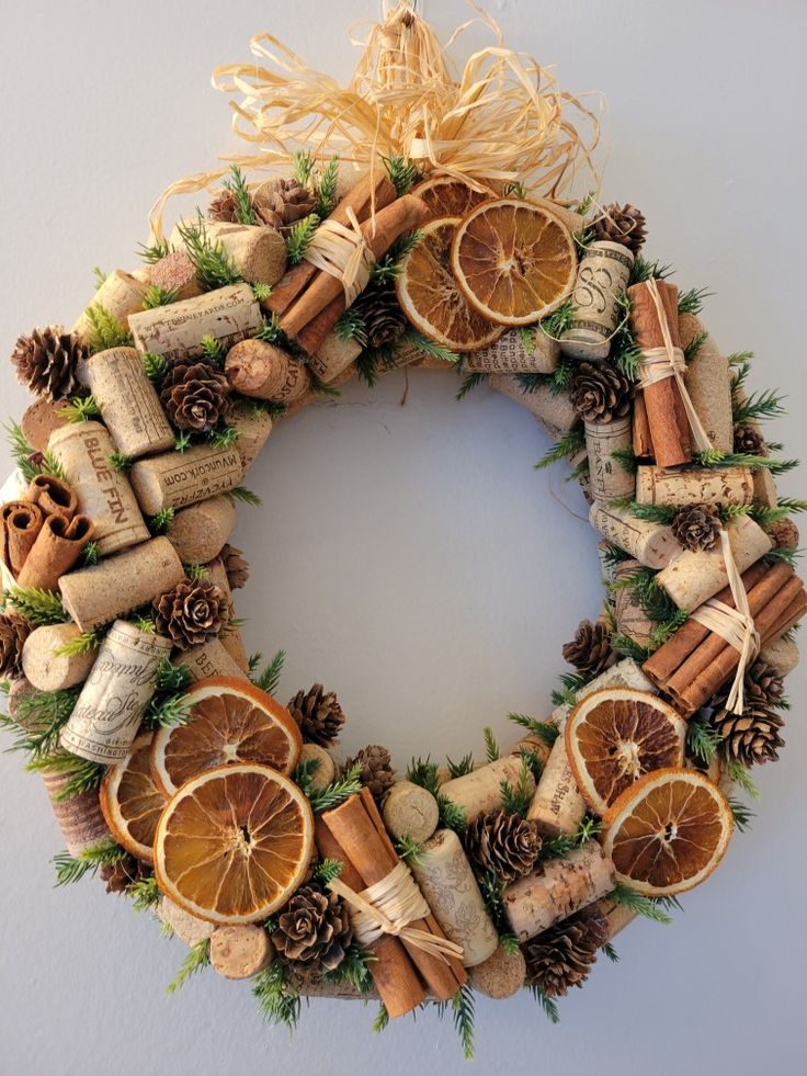 Natural corks with dehydrated orange slices, and cinnamon sticks also embellished with pine cones and artificial greens Table Settings Neutral, Diy Thanksgiving Table Settings, Christmas Trees Diy, Joululahjat Diy, Wooden Christmas Trees Diy, Trees Diy, Dekoratívne Vence, Cork Crafts Christmas, Cozy Christmas Living Room