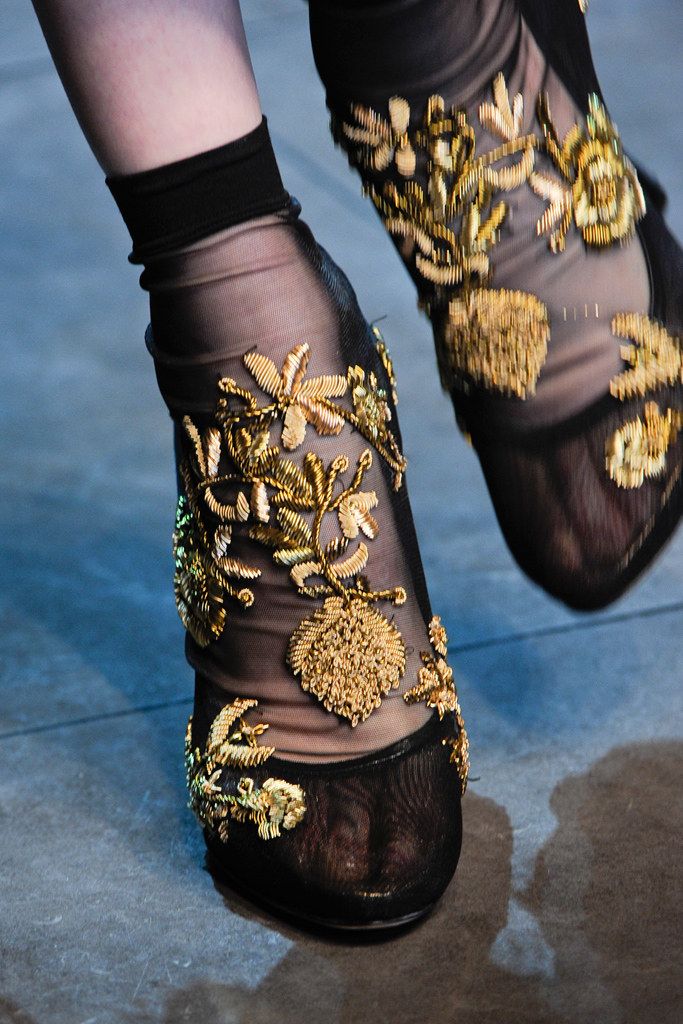 Dolce Neo Baroque, Sheer Socks, Grunge Look, Socks And Heels, Baroque Fashion, Mode Inspiration, Dolce & Gabbana, Fashion Details, Ballerinas