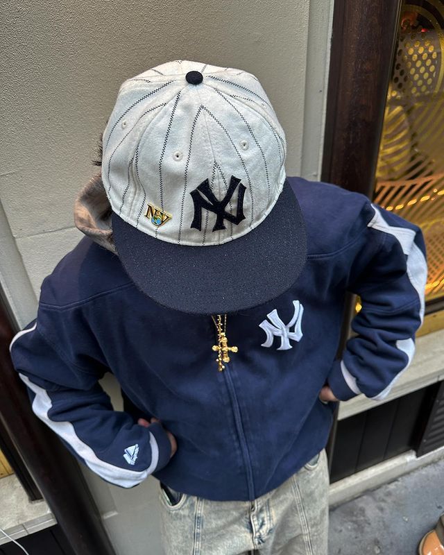 My Hat Outfit, Nba Cap Outfit, Beige Baseball Hat Outfit, Fitted Caps Outfit, Ballcap Outfits, Ny Cap Outfit, New Era Cap Outfit, Flat Cap Outfit, Fitted Cap Outfit