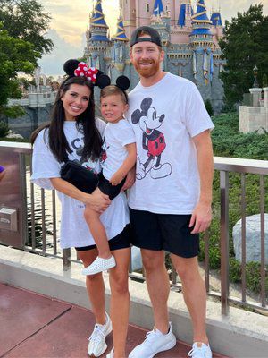 Disney Outfits Mom And Son, Mama Disney Outfit, Disney Outfits Mommy And Me, Mom Outfit Disney, Disneyland Mommy And Me Outfits, Disney Mama Outfits, Disney Family Outfits Summer, Disney Outfit Family, Mom And Son Disney Outfits