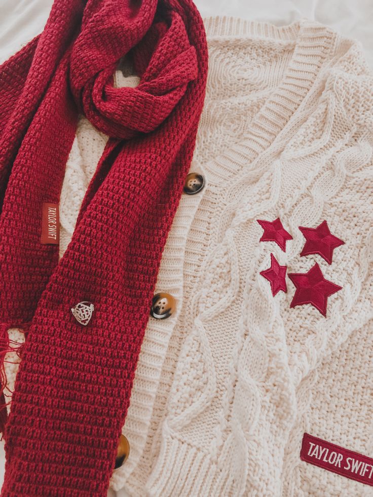 Red Tv Cardigan, Red Scarf Outfit Aesthetic, Taylor Swift Red Cardigan Outfit, Taylor Swift Scarf, Red Scarf Outfit, Scarf Aesthetic, Crochet Scarf For Beginners, Red Shawl, Scarf Outfit