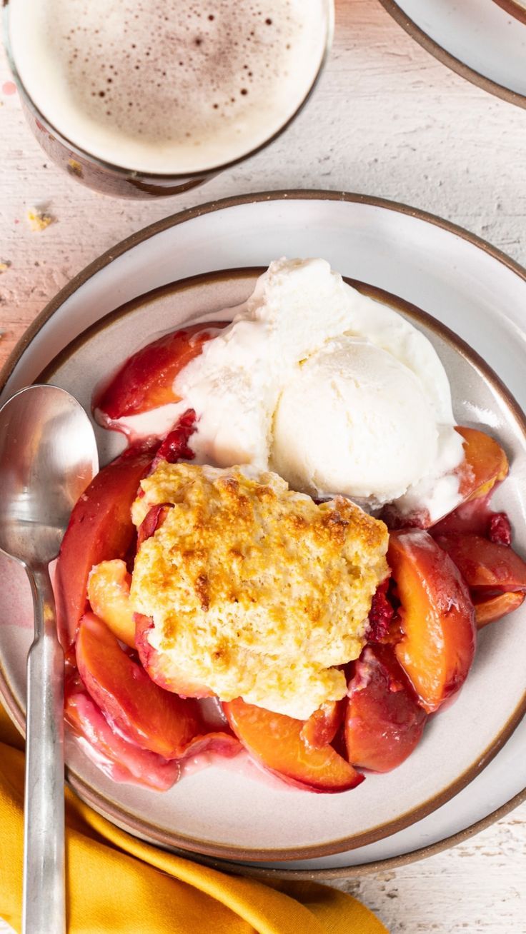 fruit cobbler in a bowl with a scoop of vanilla ice cream Cornmeal Biscuits, Skillet Peach Cobbler, Peach Mousse, Peach Cobbler Ingredients, Infused Recipes, Peach Dump Cake, Cobbler Easy, Baked Peach, Southern Desserts